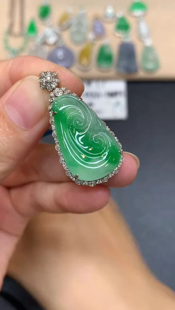 颈饰18K金镶嵌翡翠如意【无服务费