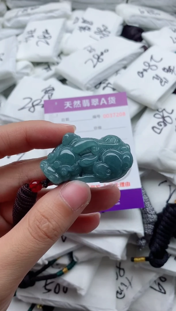 翡翠未镶嵌颈饰·