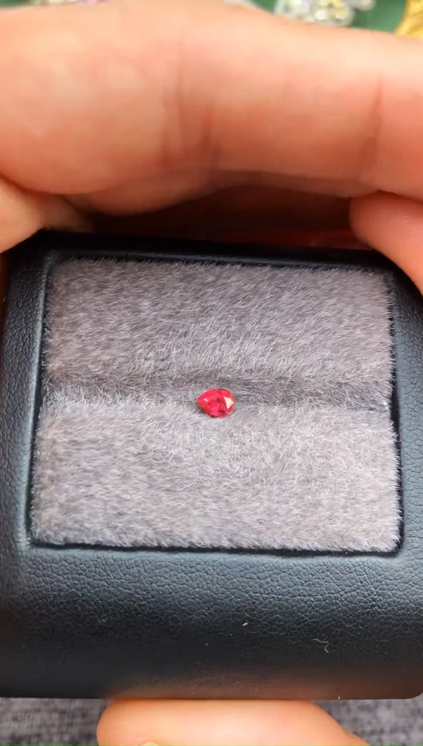 未镶嵌裸石定制尖晶石水滴型 火莲花色调 0.33ct