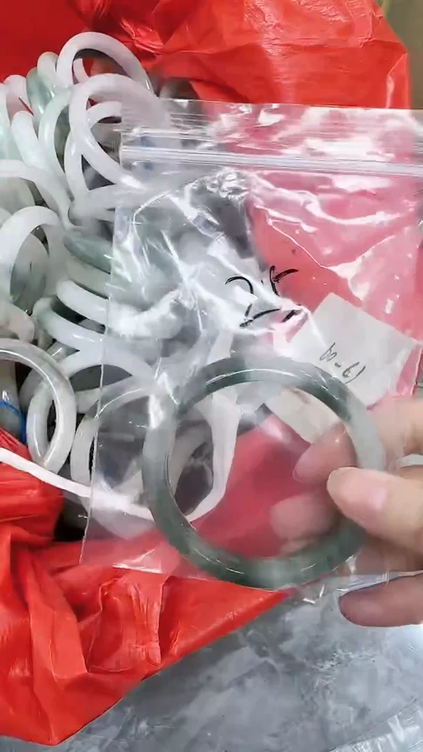 【闪购商品】石英质玉手镯未镶嵌新疆天山翠60-61 圈口