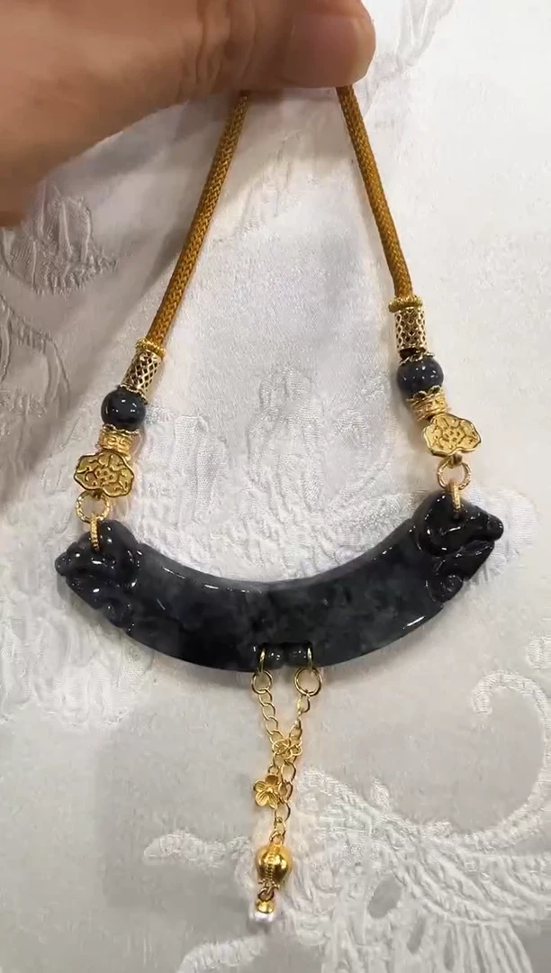 翡翠未镶嵌颈饰国风