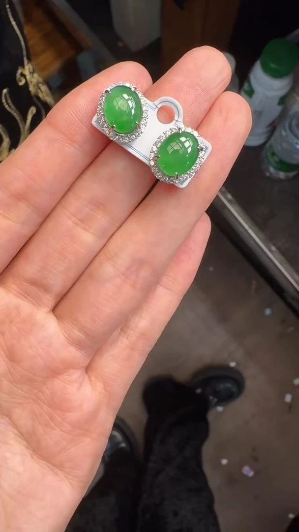 未镶嵌定制翡翠翡翠A货有轻微色差属于正常现象，耳钉多样性发货1