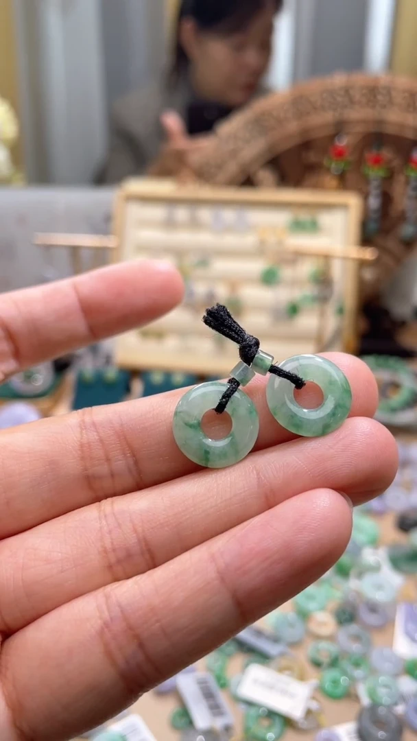 【闪购商品】翡翠颈饰未镶嵌甜甜圈一对