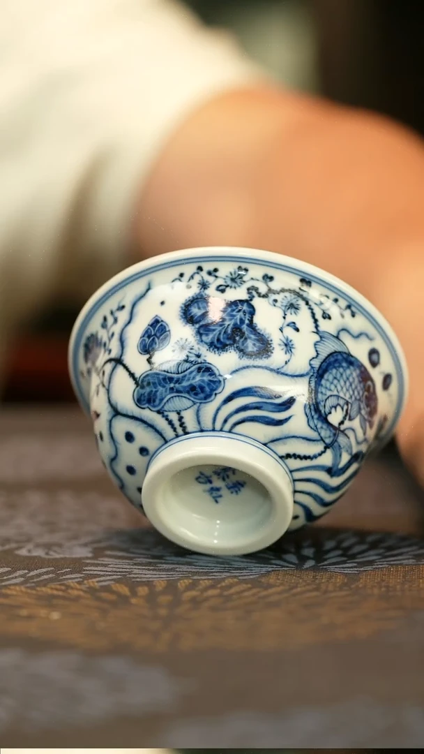 中式仿明青花鱼藻纹压手