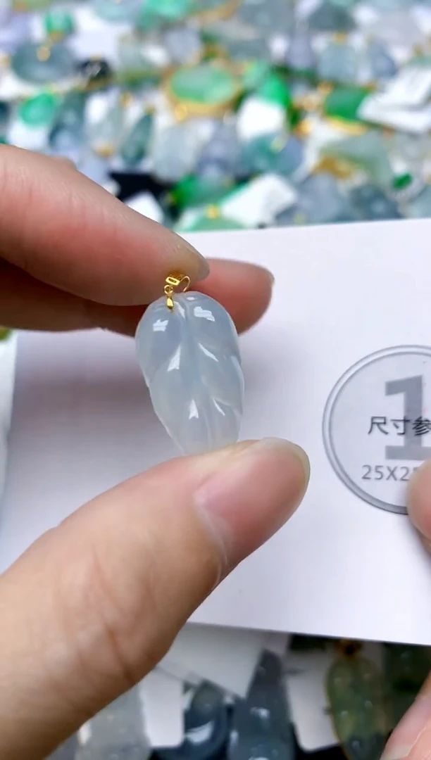 颈饰18K金镶嵌翡翠峰*天然A货翡翠