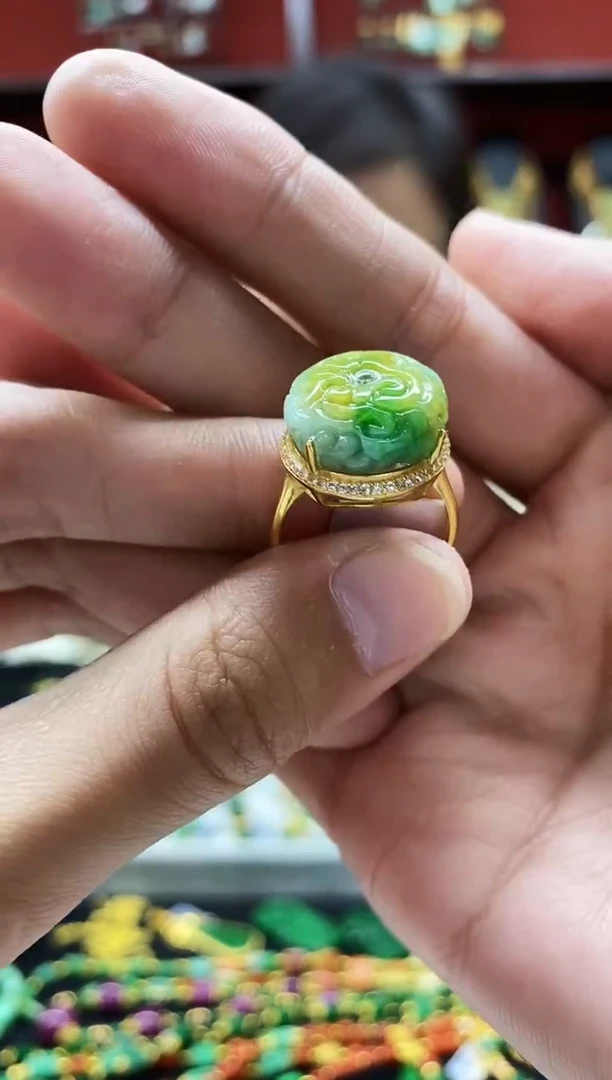 颈饰未镶嵌翡翠戒指