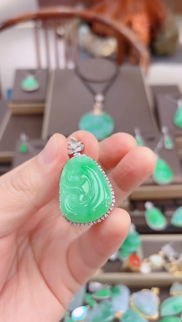 【闪购商品】翡翠吊坠(赠链)18K金镶嵌如意吊坠