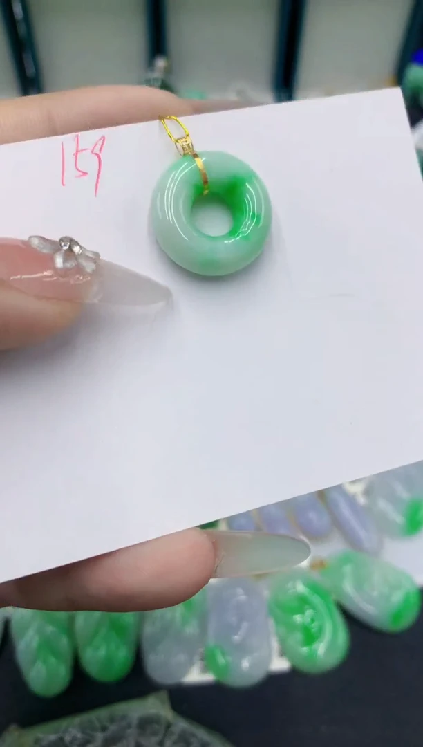 翡翠18K金镶嵌颈饰11111111111