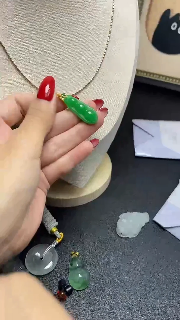 翡翠未镶嵌颈饰时尚女士精品吊坠