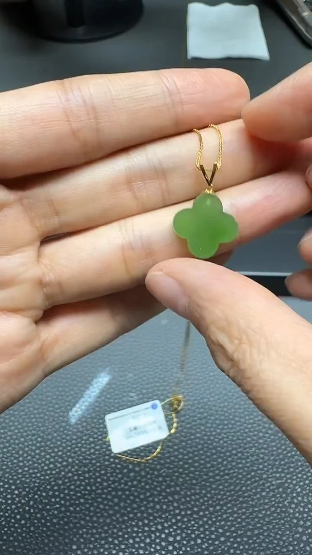颈饰18K金镶嵌和田玉（碧玉）四叶草
