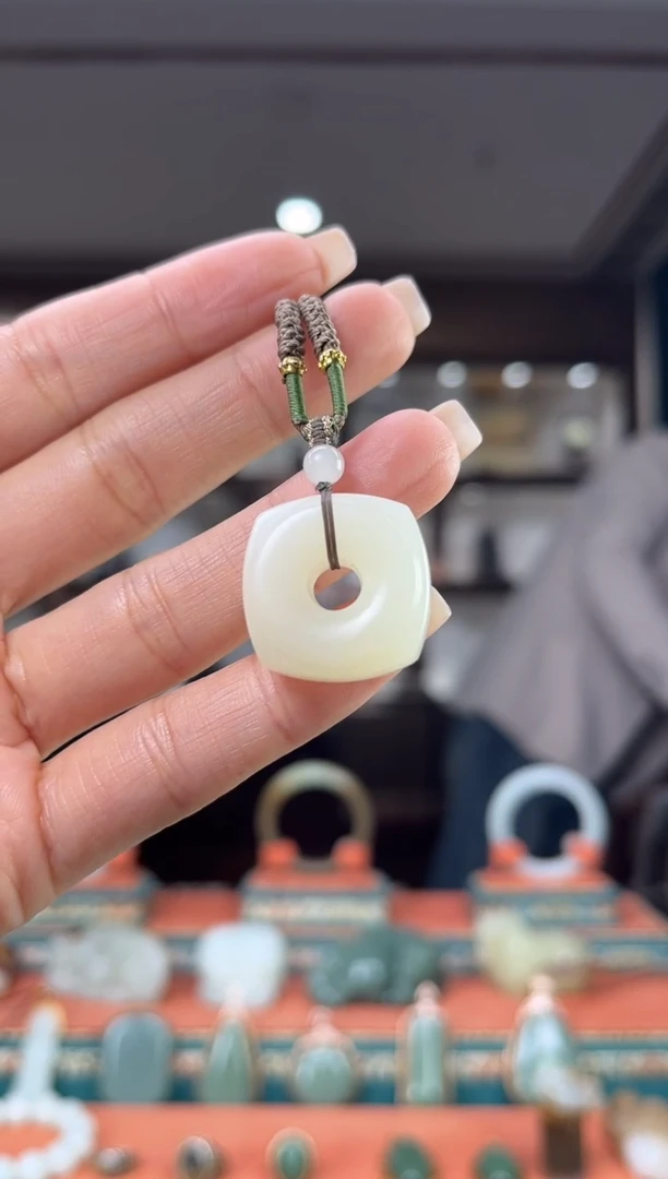 颈饰未镶嵌和田玉佩佩