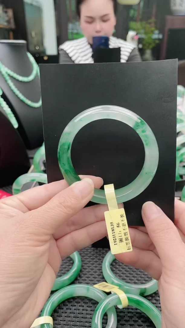 未镶嵌手镯石英质玉（非洲翠）手镯