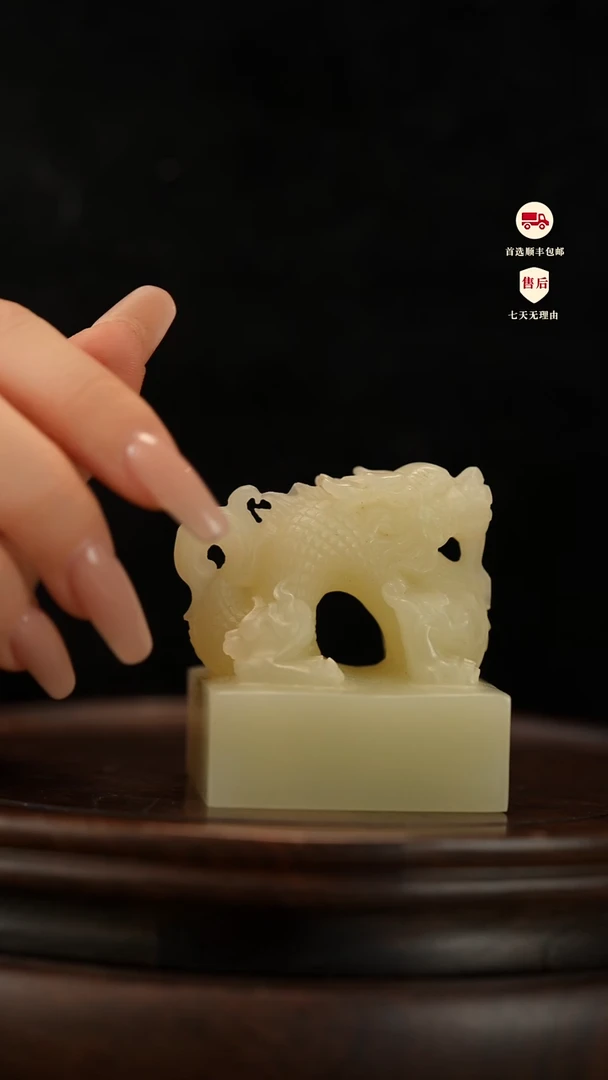 云南石竹叶青雕刻：仰头龙玉玺摆件