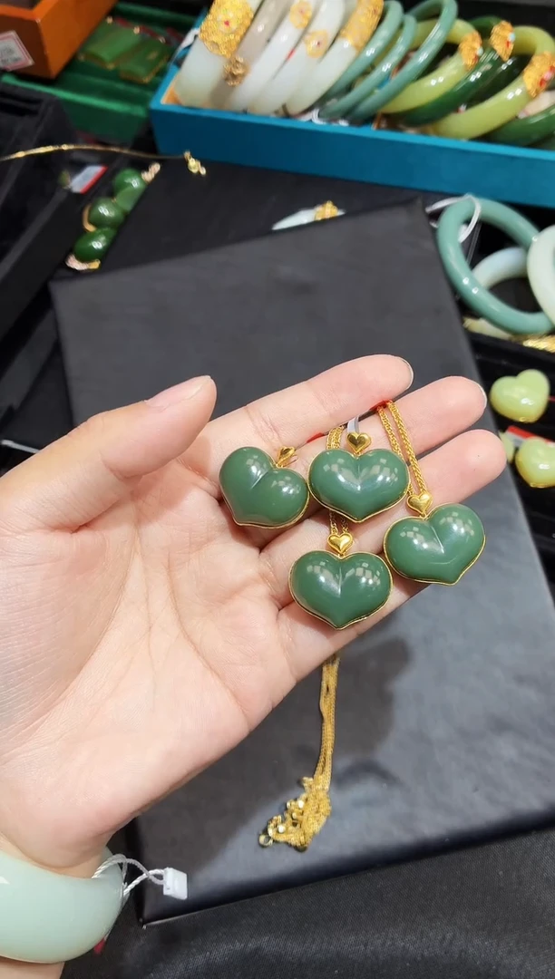 吊坠(赠链)18K金镶嵌和田玉多样性发一