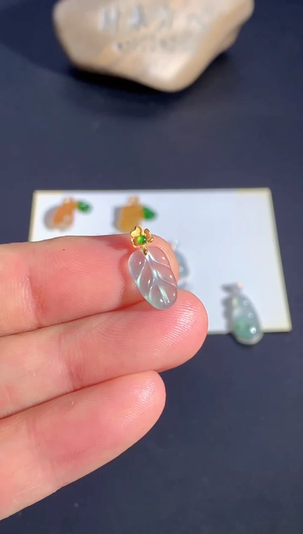 颈饰18K金镶嵌翡翠