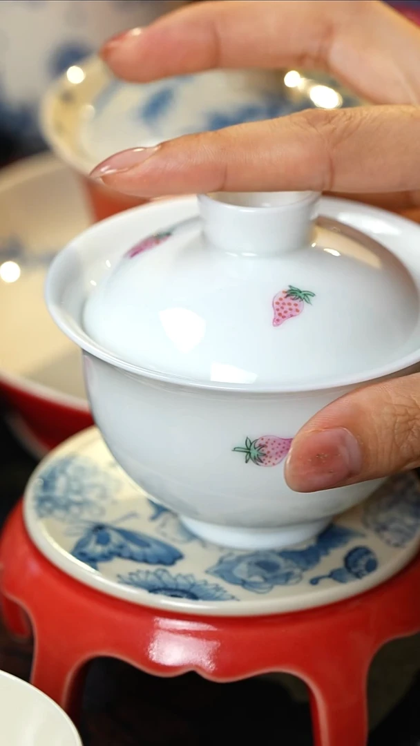 景德镇纯手工手绘草莓粉彩盖碗