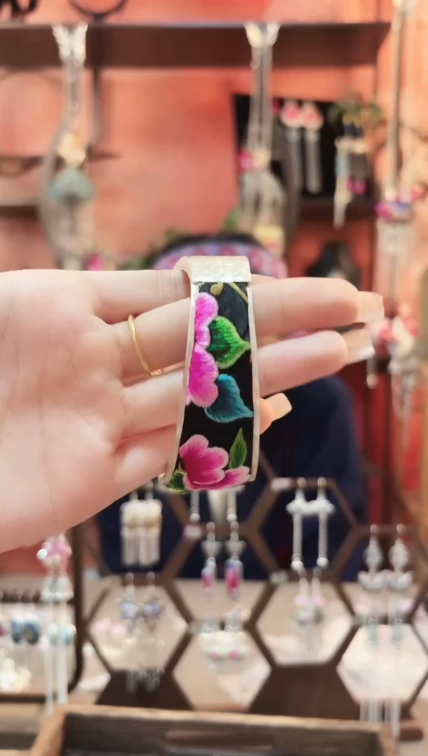 织绣云织谣民族风精美饰品   158