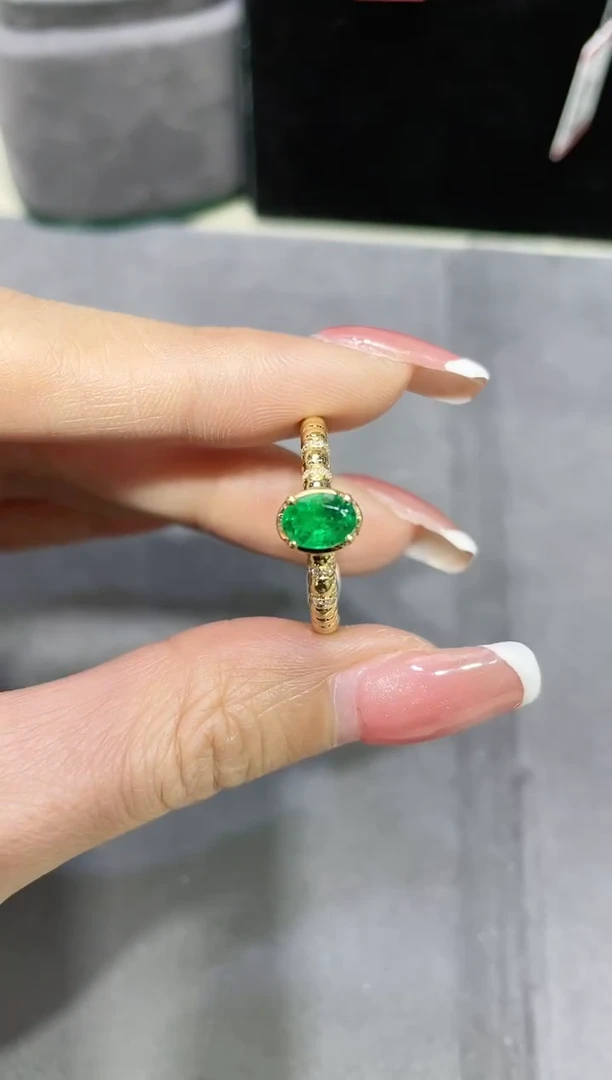 18K金镶嵌祖母绿戒指