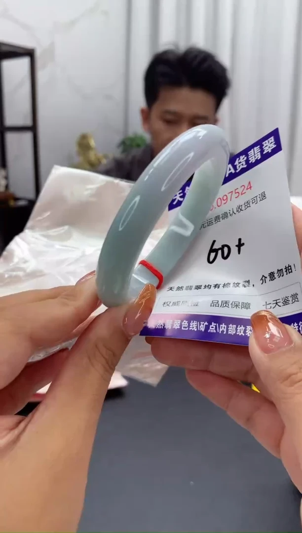 未镶嵌手镯翡翠有纹，完美者勿拍