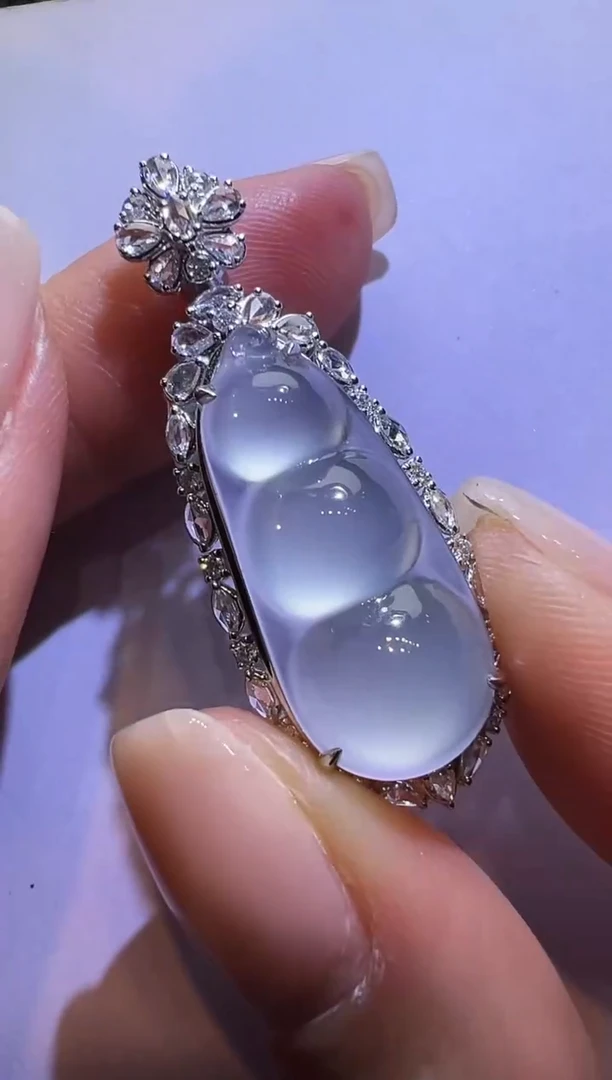 颈饰18K金镶嵌翡翠冰豆子