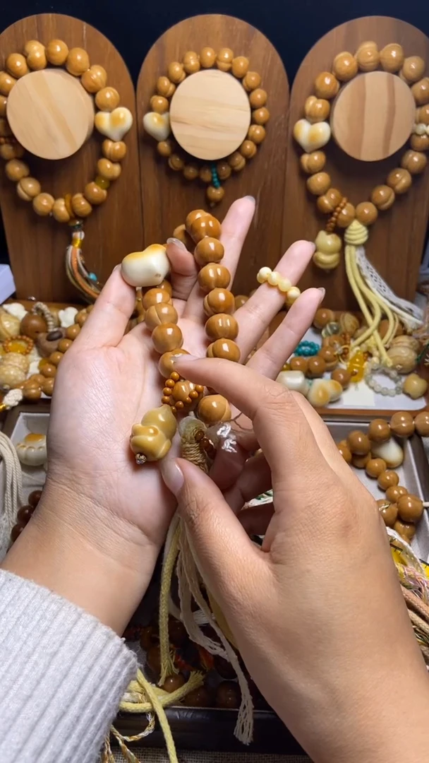 手串猴头核桃可**里全品新光面爱心黄跑环悟道猫吊坠奶油风手持