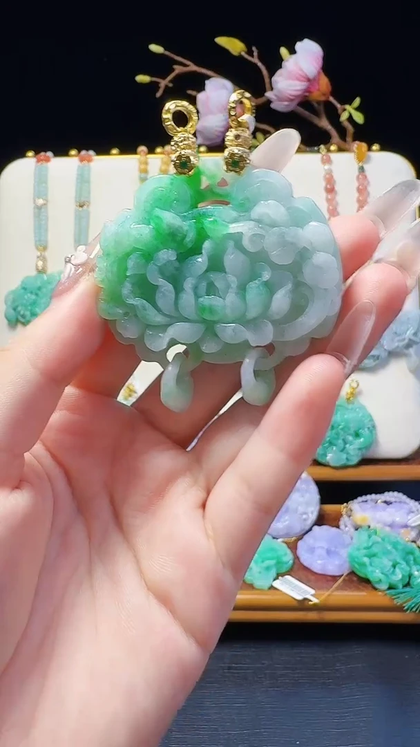 翡翠未镶嵌颈饰蝶恋花