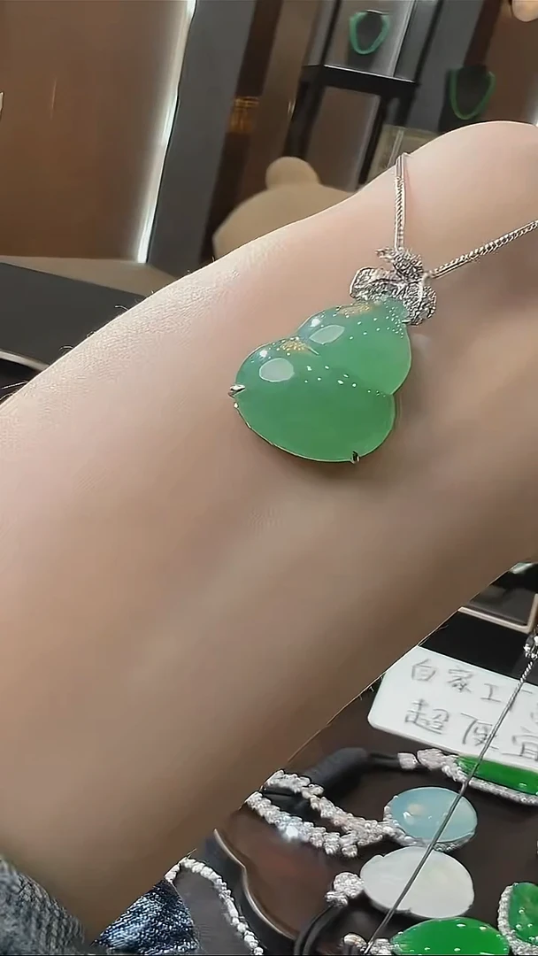 颈饰18K金镶嵌翡翠天然A货翡翠