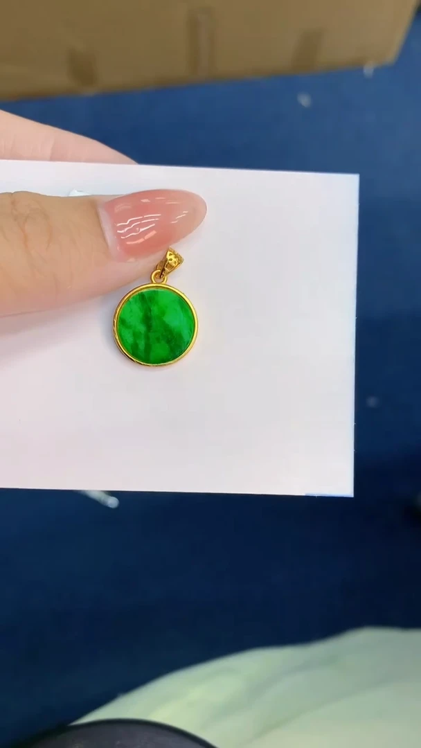 翡翠未镶嵌颈饰           1