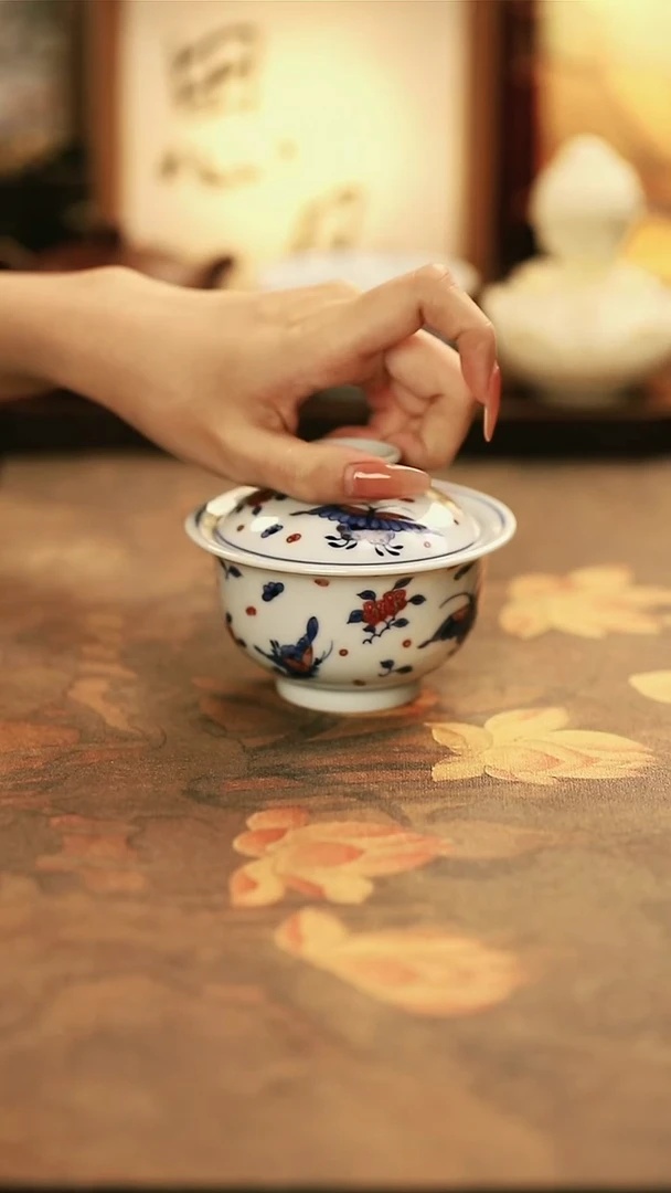 M2005/陶瓷青花釉里红蝶恋花盖碗