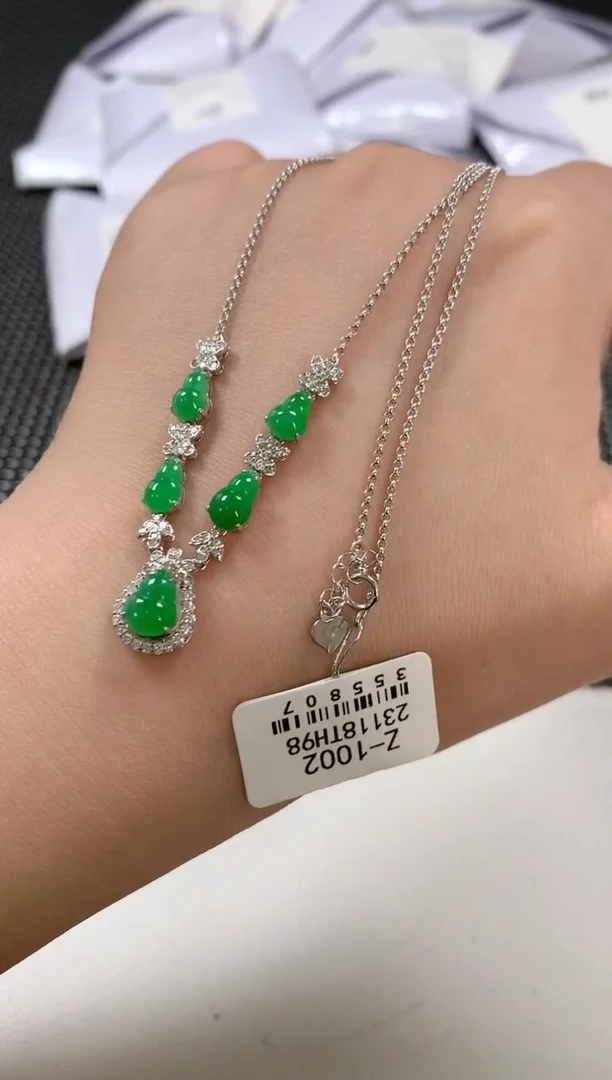 翡翠18K金镶嵌颈饰52