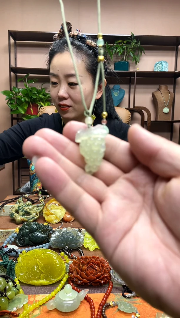 未镶嵌岫玉吊坠`