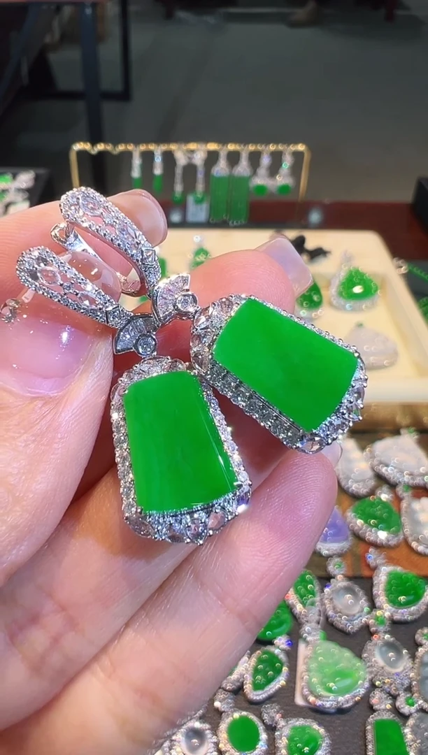 【闪购商品】翡翠耳饰18K金镶嵌翡翠