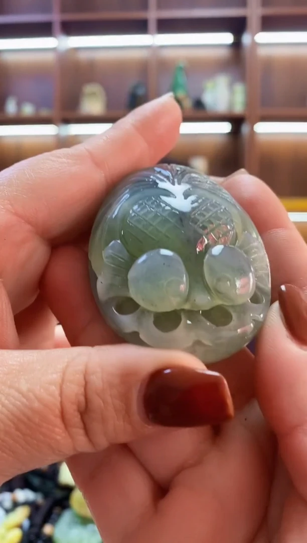 未镶嵌蛇纹石玉吊坠