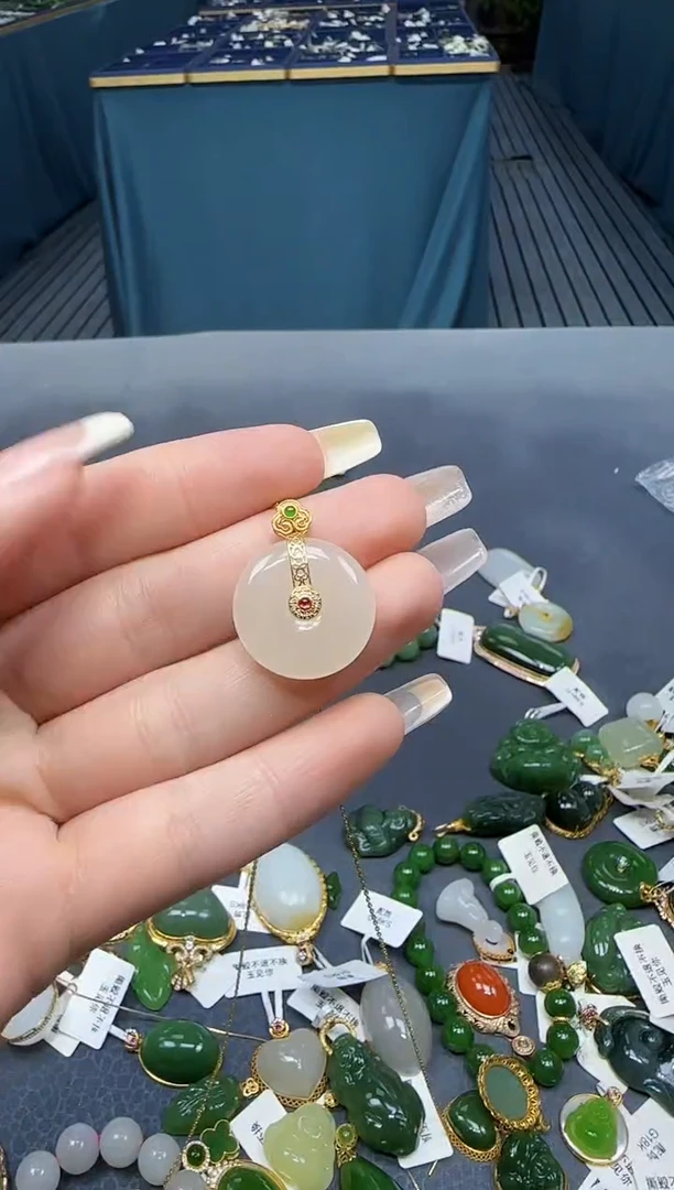【闪购商品】和田玉挂件18K金镶嵌1