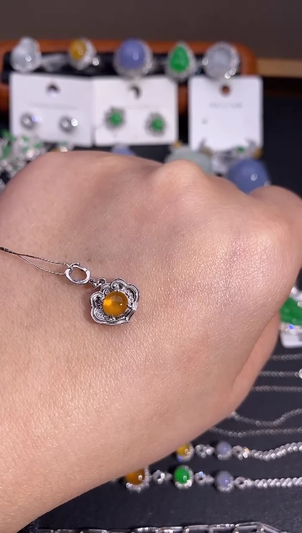 【闪购商品】翡翠颈饰18K金镶嵌吊坠