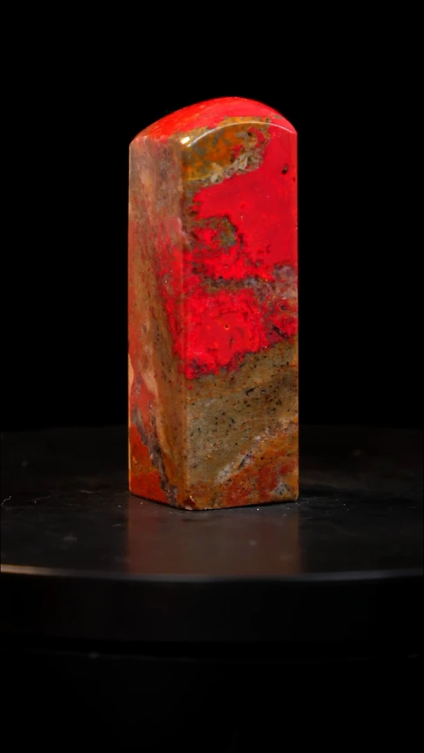 鸡血石牛角鸡血石