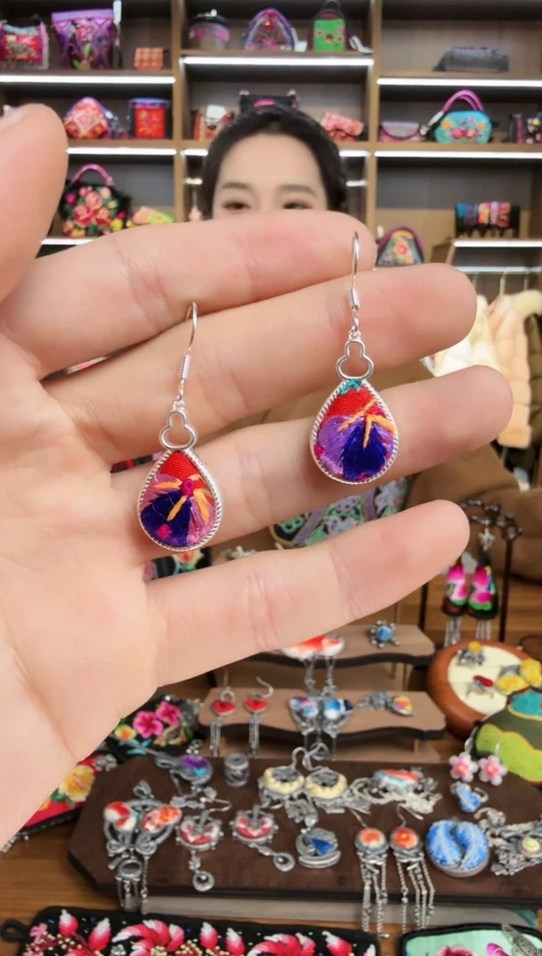 【闪购商品】织绣37蒙阿苏苗绣传承