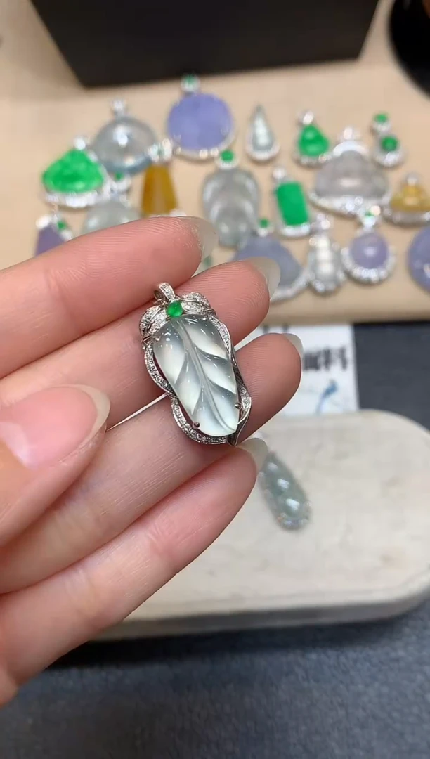 颈饰18K金镶嵌翡翠树叶【无服务费