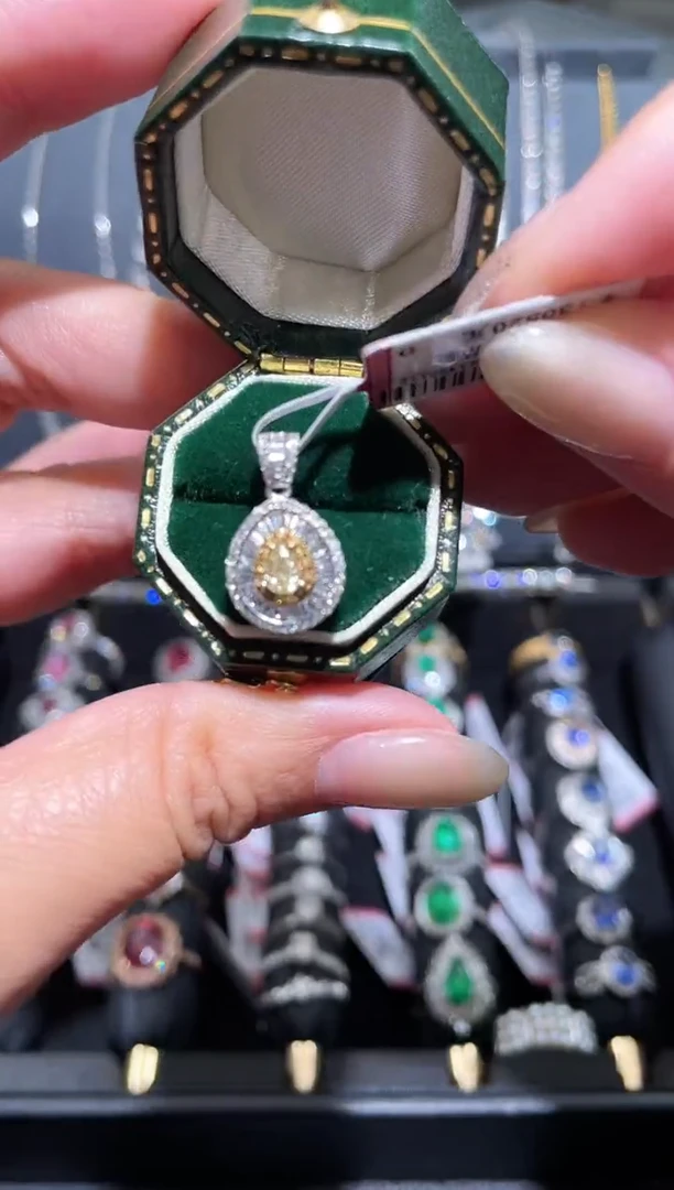 【闪购商品】钻石吊坠(不含链)18K金镶嵌黄钻吊坠