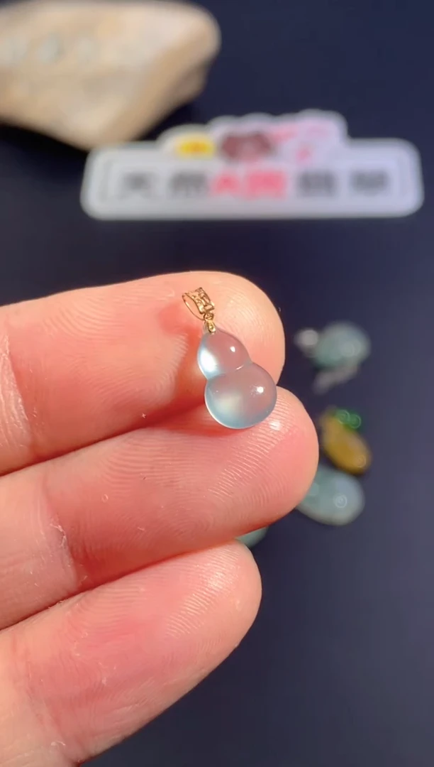 颈饰18K金镶嵌翡翠