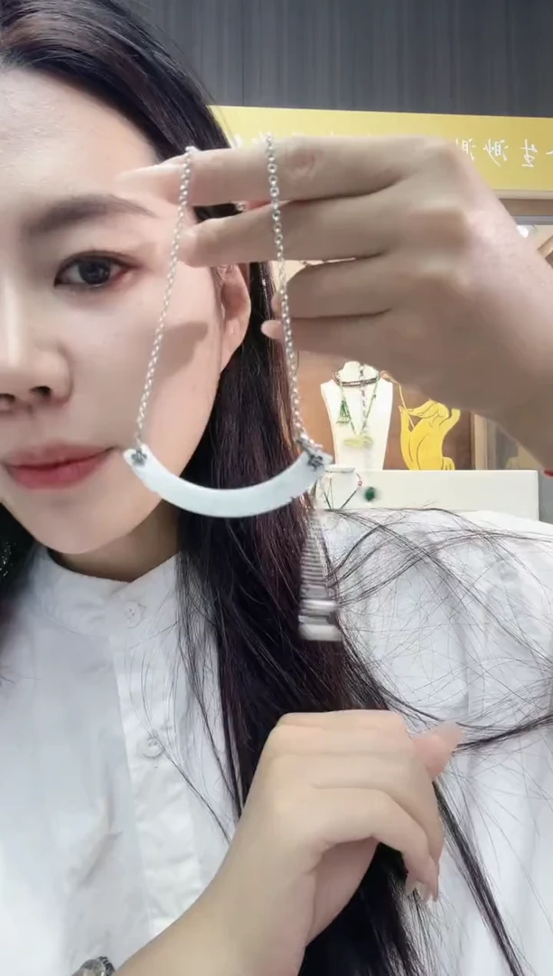翡翠未镶嵌颈饰翡翠月牙吊坠
