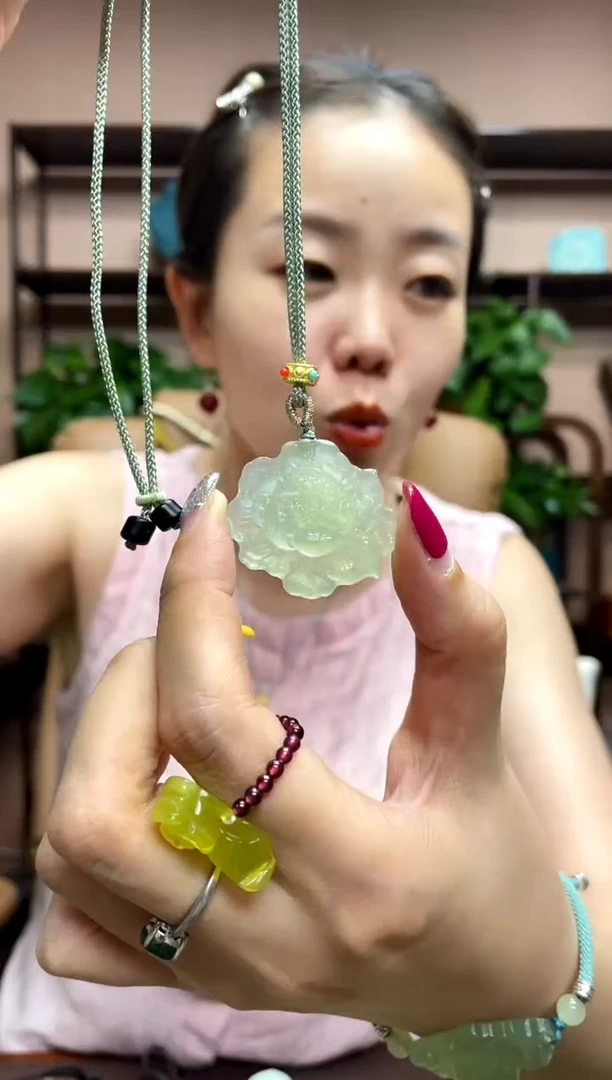 岫玉未镶嵌颈饰多样性发货发其中之一