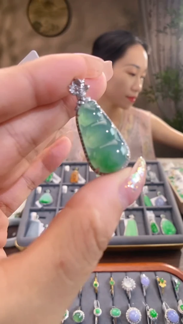 翡翠18K金镶嵌吊坠(不含链)豆子