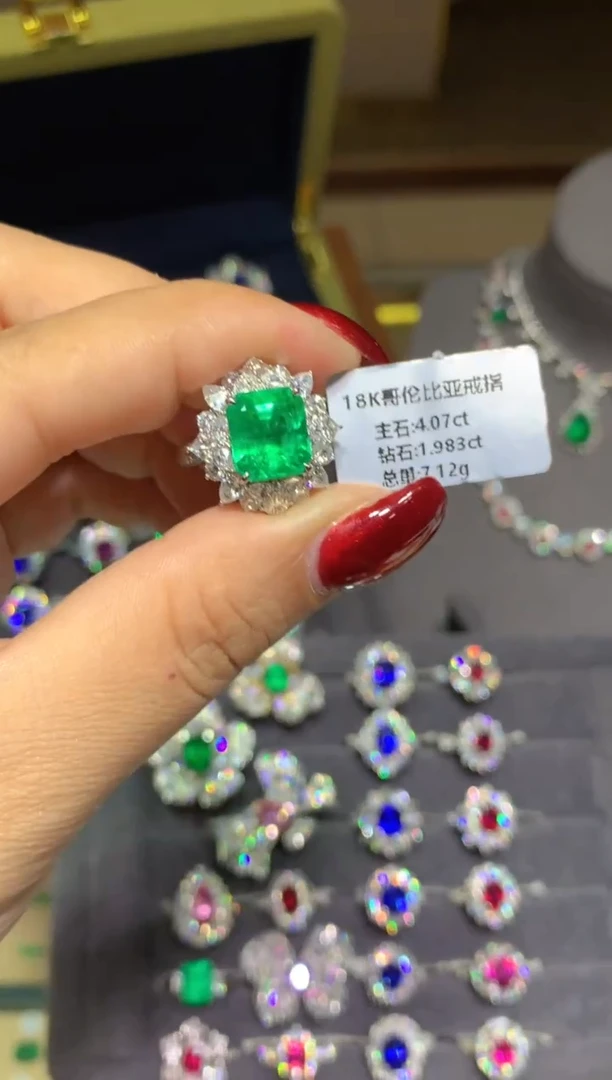 18K金镶嵌戒指祖母绿4.07ct