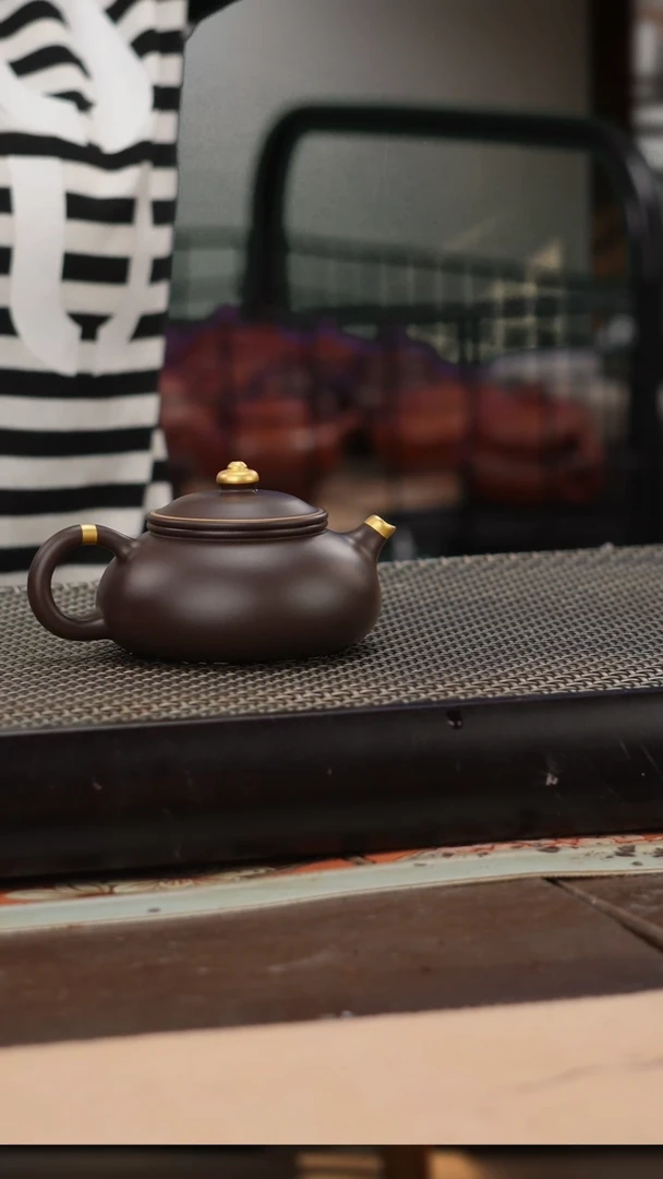 茶壶紫砂四号井茄皮紫泥描金寒江130cc