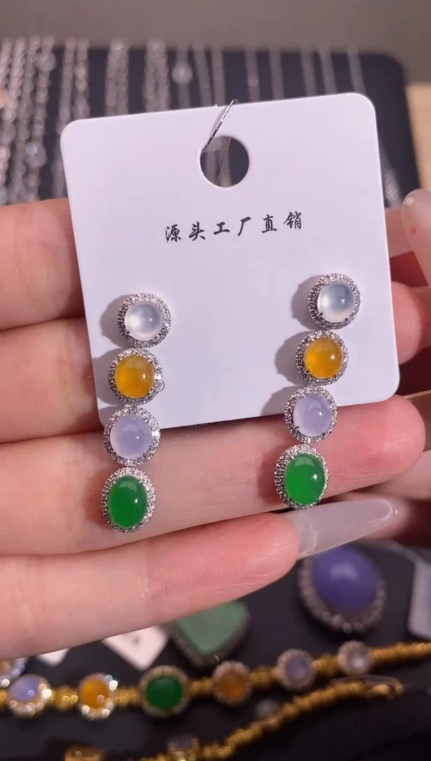 颈饰18K金镶嵌翡翠耳饰