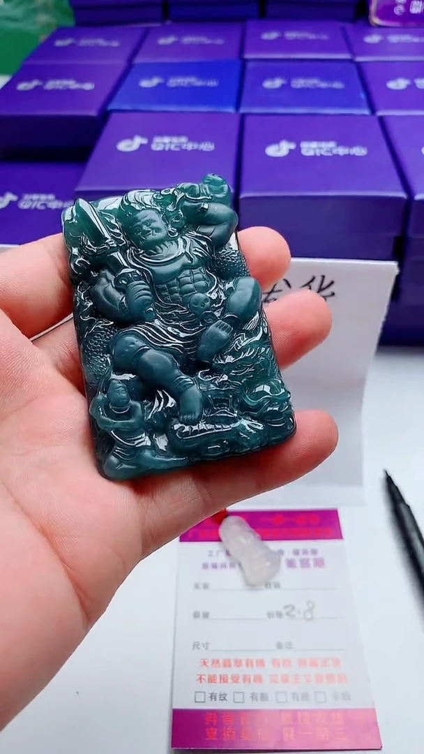 翡翠未镶嵌颈饰不动明王