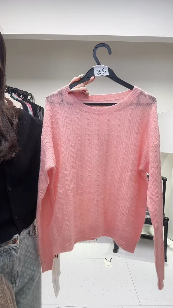 樱花粉色小绞花烫钻混纺羊绒衫