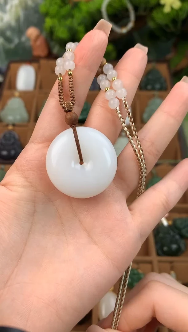 颈饰未镶嵌和田玉吊坠