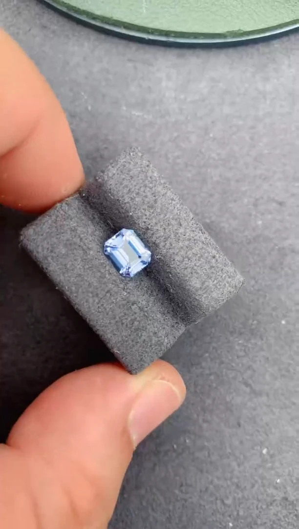 裸石蓝宝石1.5ct 无烧矢车菊蓝宝石